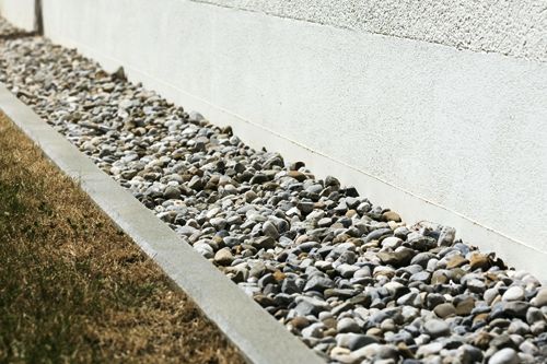 Opaska żwirowa wokół domu przy elewacji