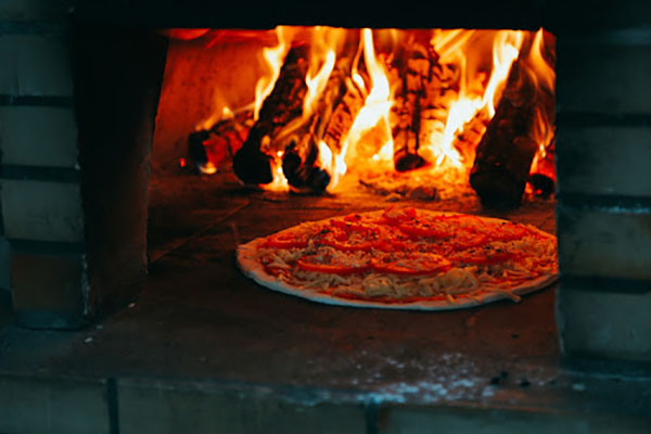 Pieczenie pizzy w piecu