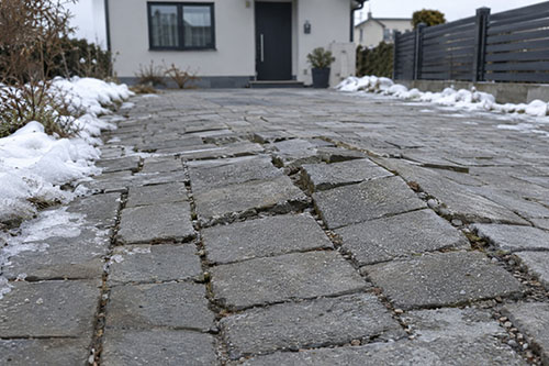 Wysadzanie kostki zimą